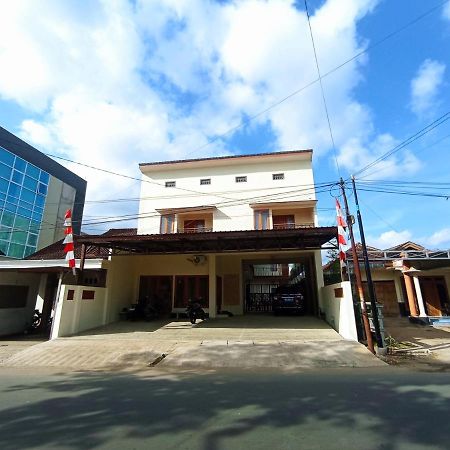 Kresna Guesthouse Pacitan Exterior photo