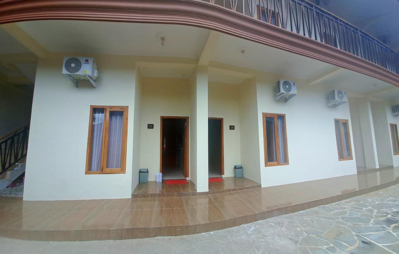 Kresna Guesthouse Pacitan Exterior photo