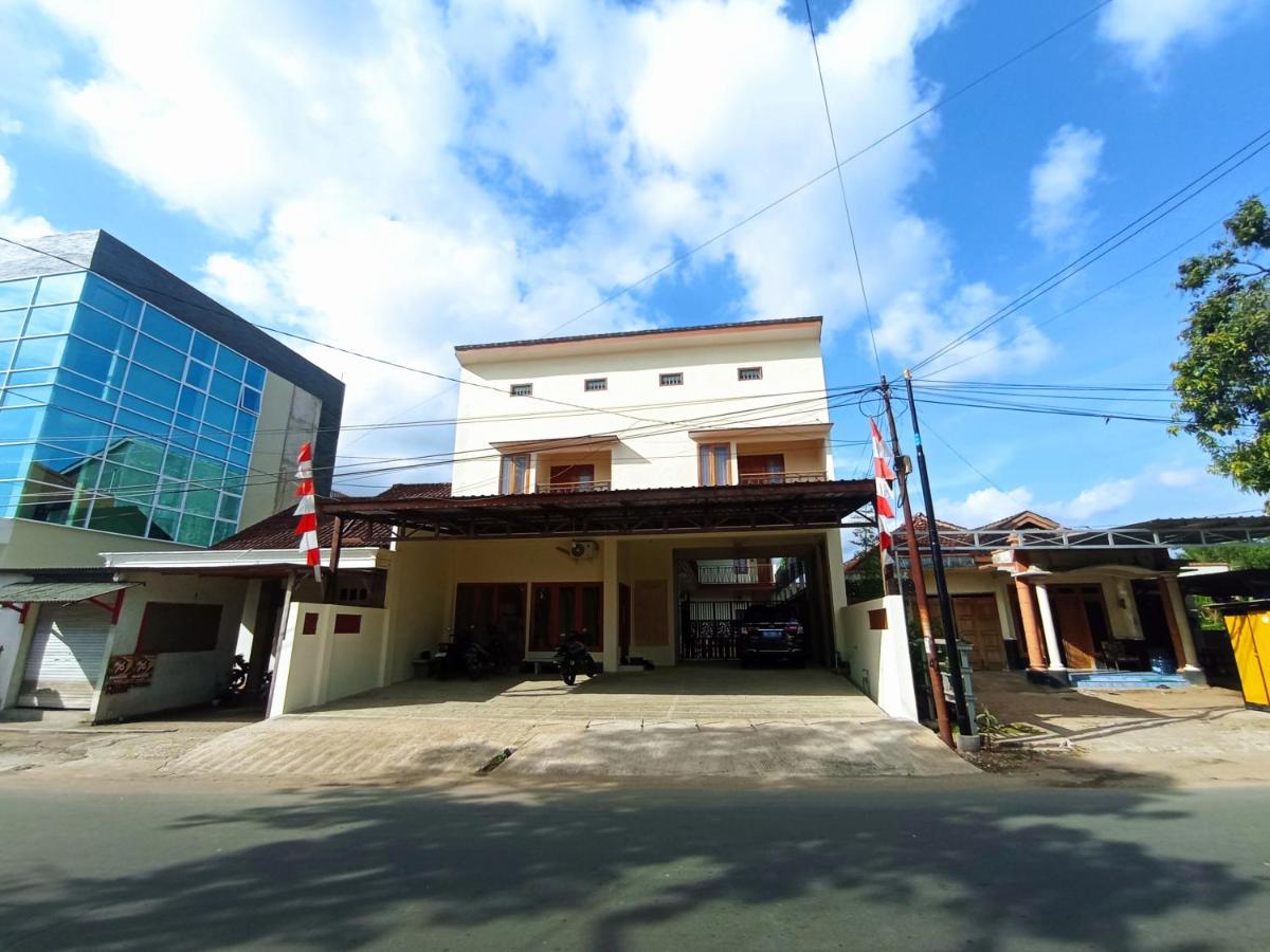 Kresna Guesthouse Pacitan Exterior photo