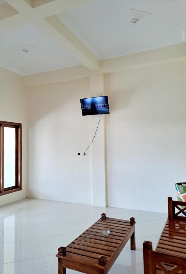 Kresna Guesthouse Pacitan Exterior photo