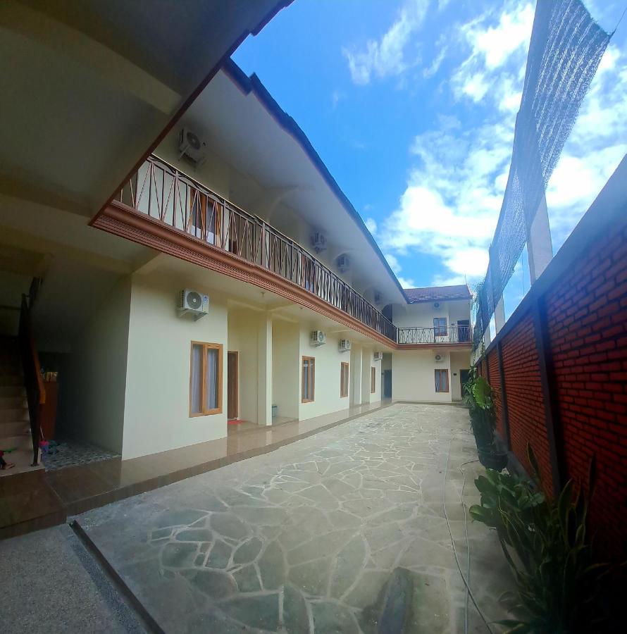 Kresna Guesthouse Pacitan Exterior photo